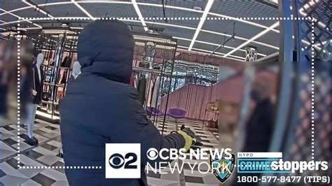 gucci got robbed|NYC Gucci store gunpoint robbery caught on video .